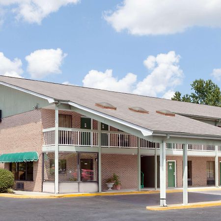 Days Inn By Wyndham Columbia Ne Fort Jackson Buitenkant foto