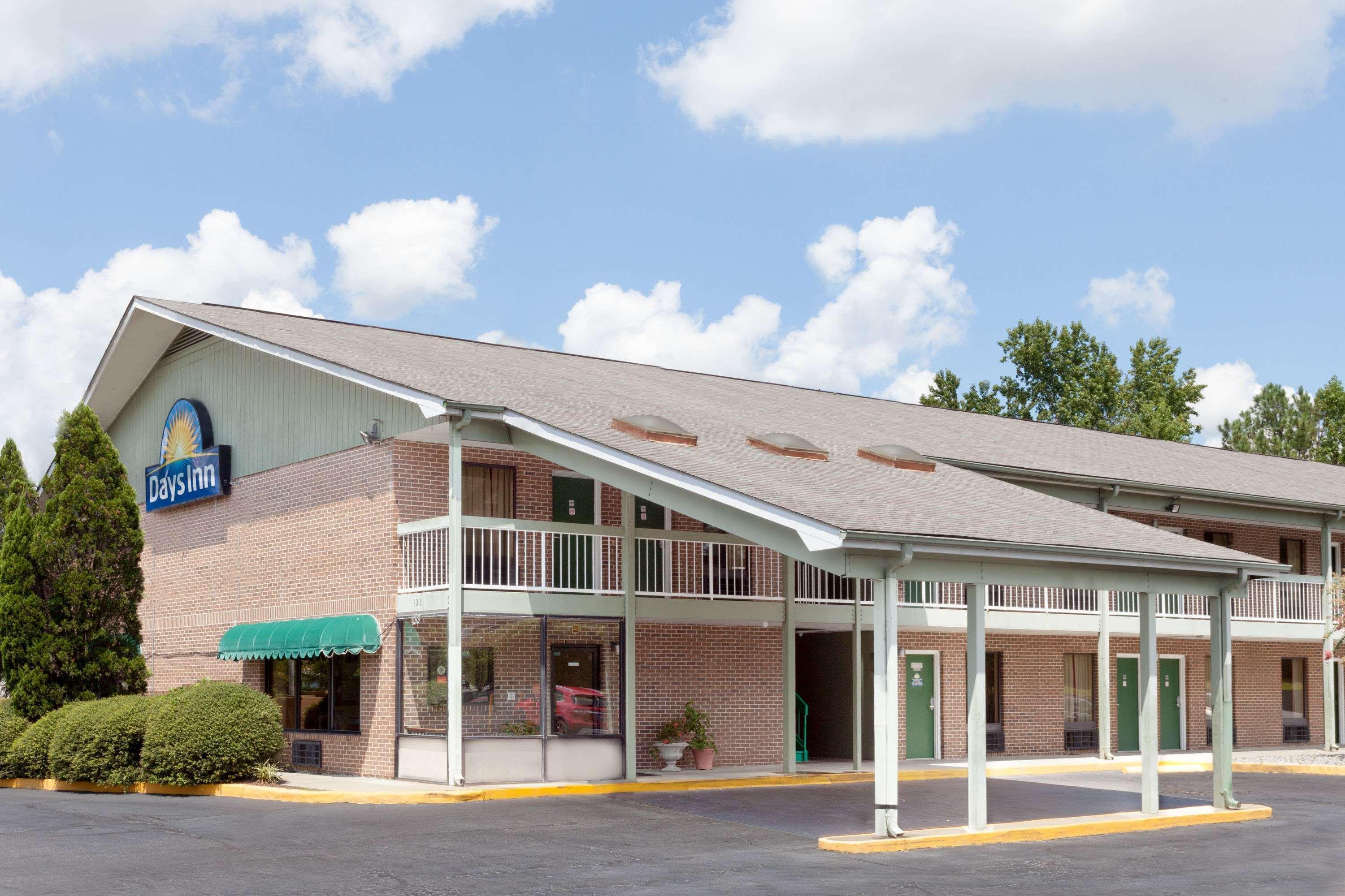 Days Inn By Wyndham Columbia Ne Fort Jackson Buitenkant foto