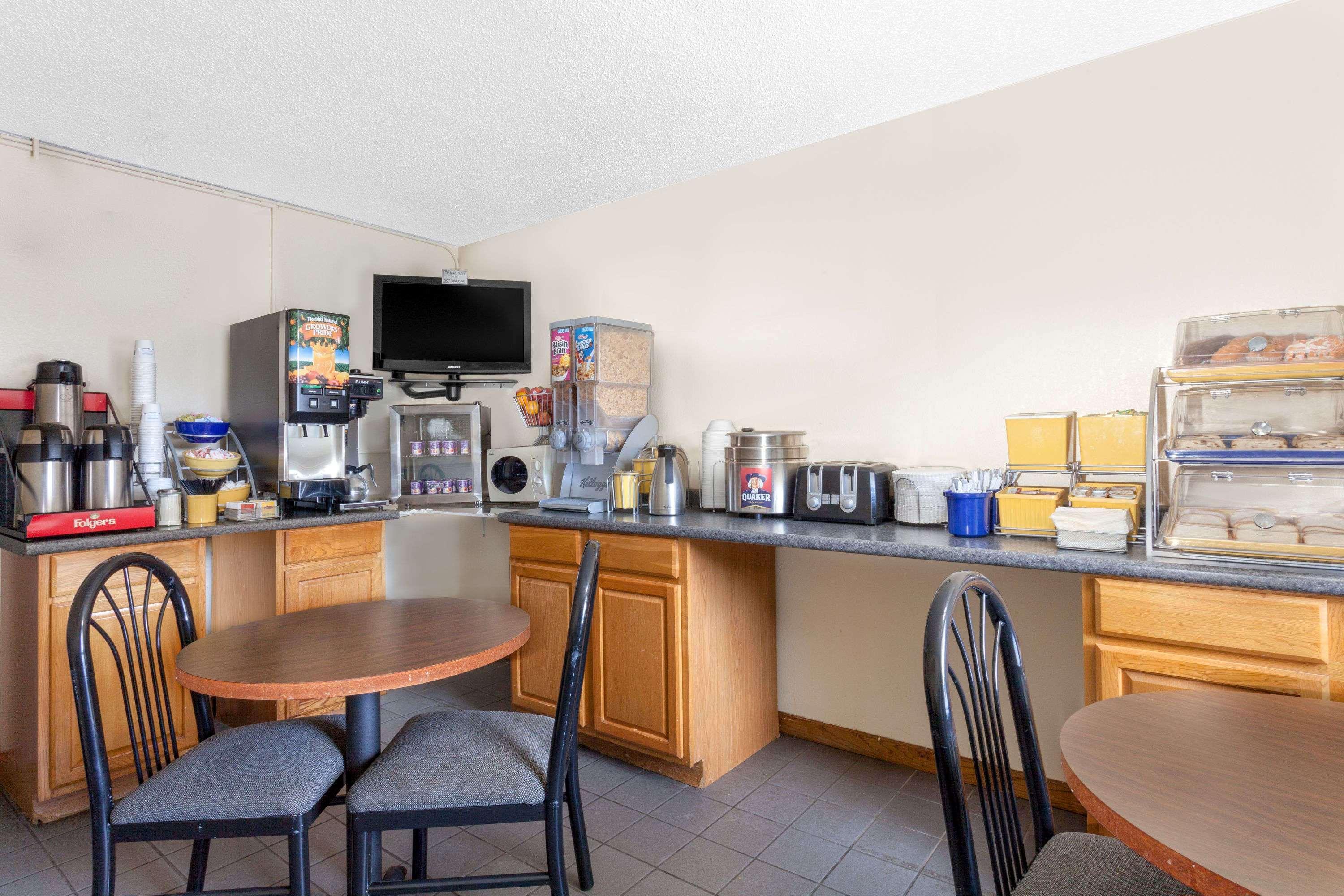 Days Inn By Wyndham Columbia Ne Fort Jackson Buitenkant foto