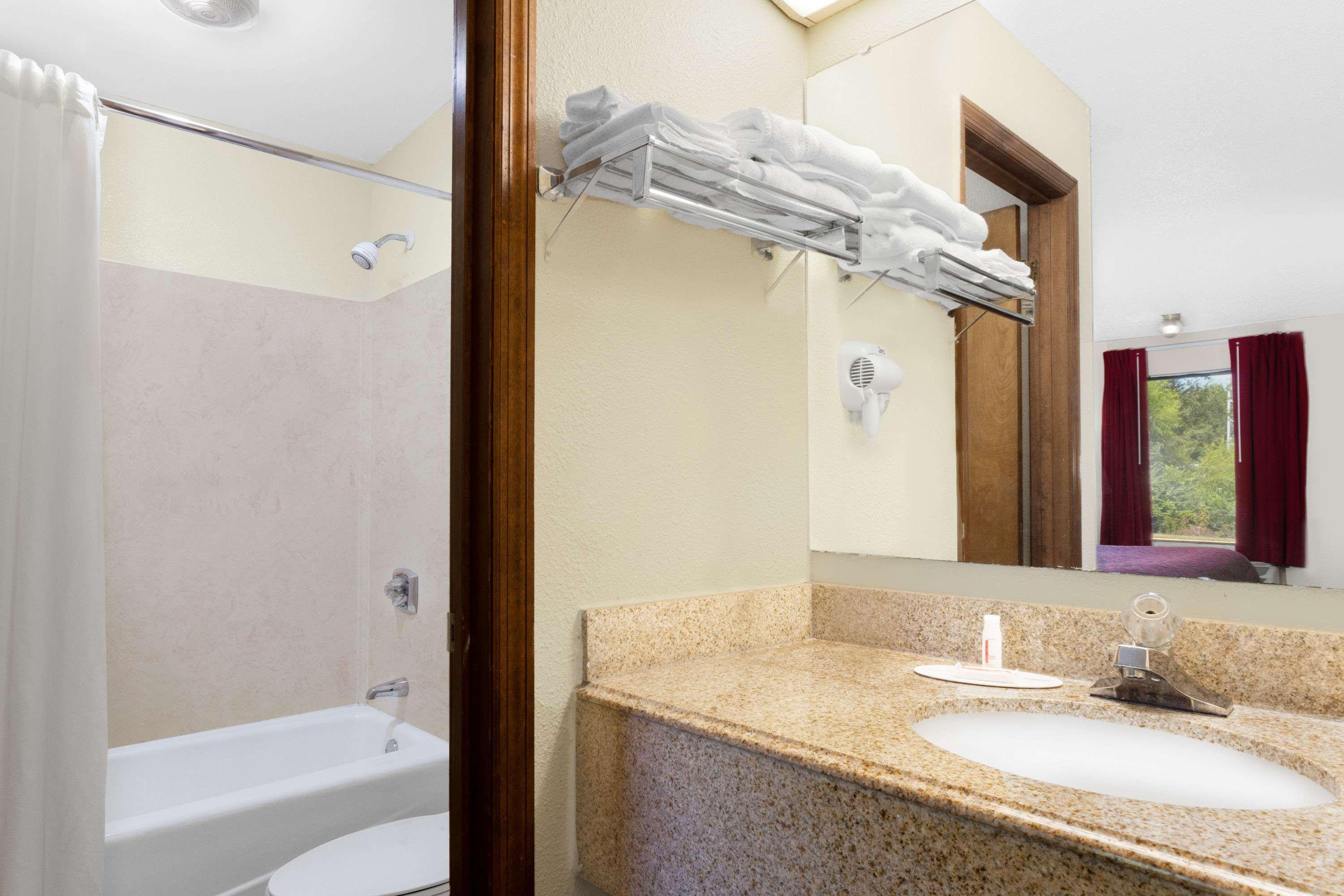 Days Inn By Wyndham Columbia Ne Fort Jackson Buitenkant foto