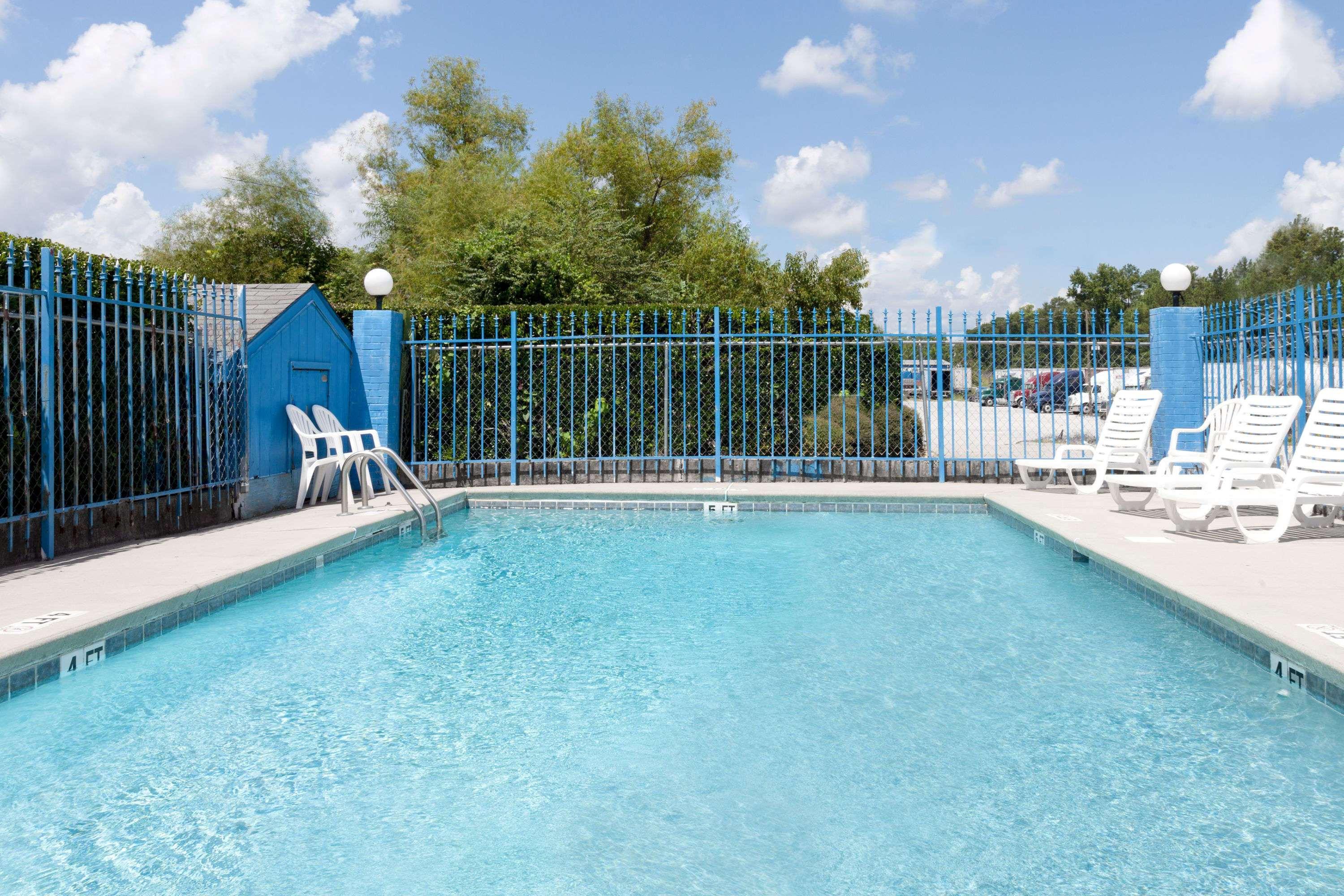 Days Inn By Wyndham Columbia Ne Fort Jackson Buitenkant foto
