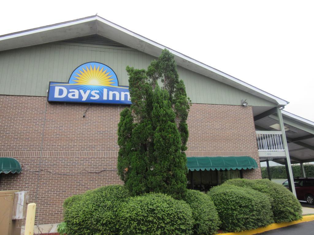 Days Inn By Wyndham Columbia Ne Fort Jackson Buitenkant foto