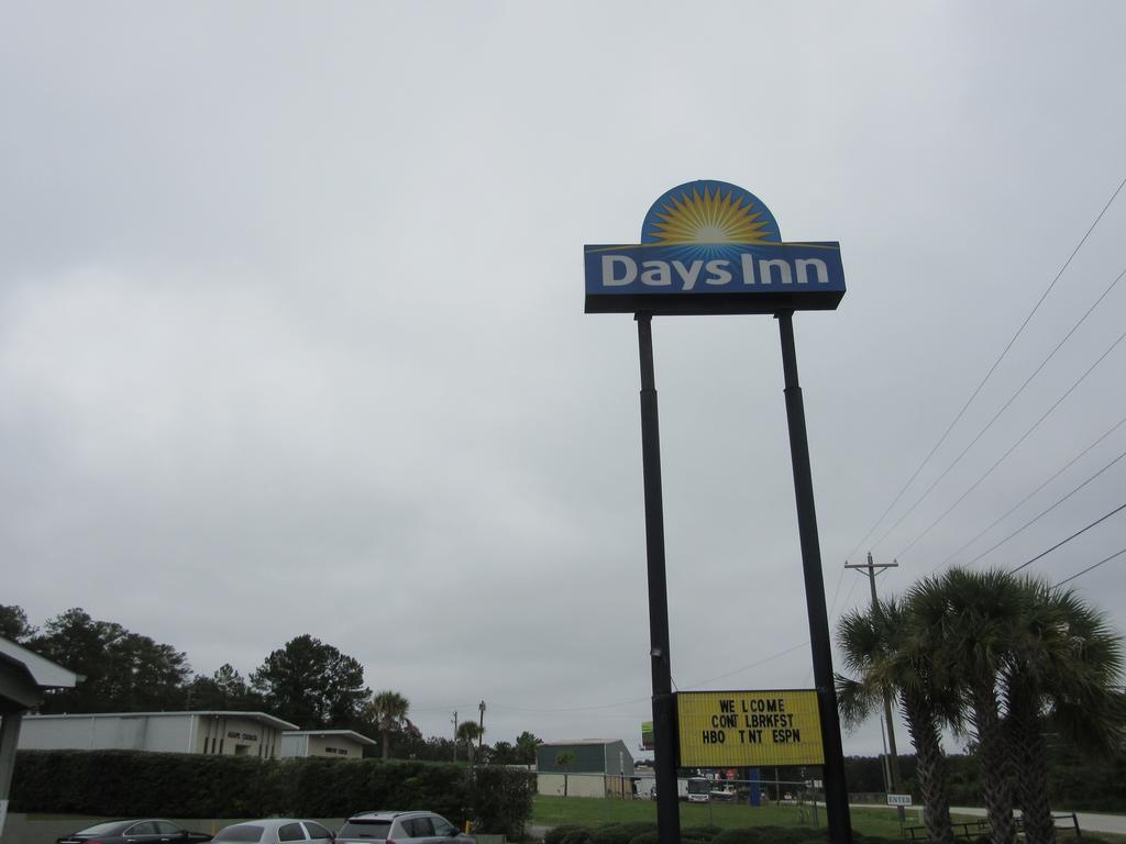 Days Inn By Wyndham Columbia Ne Fort Jackson Buitenkant foto