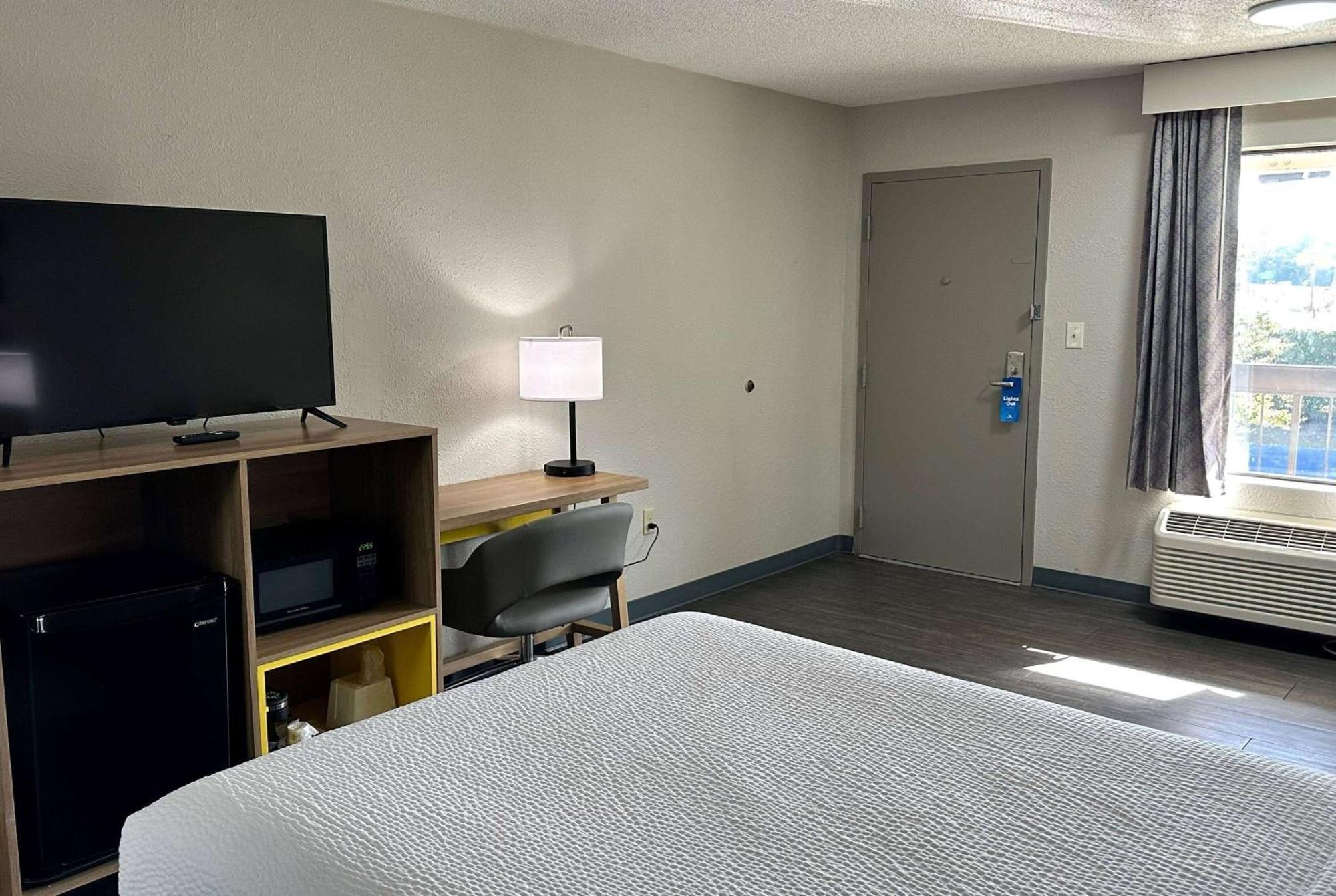 Days Inn By Wyndham Columbia Ne Fort Jackson Buitenkant foto