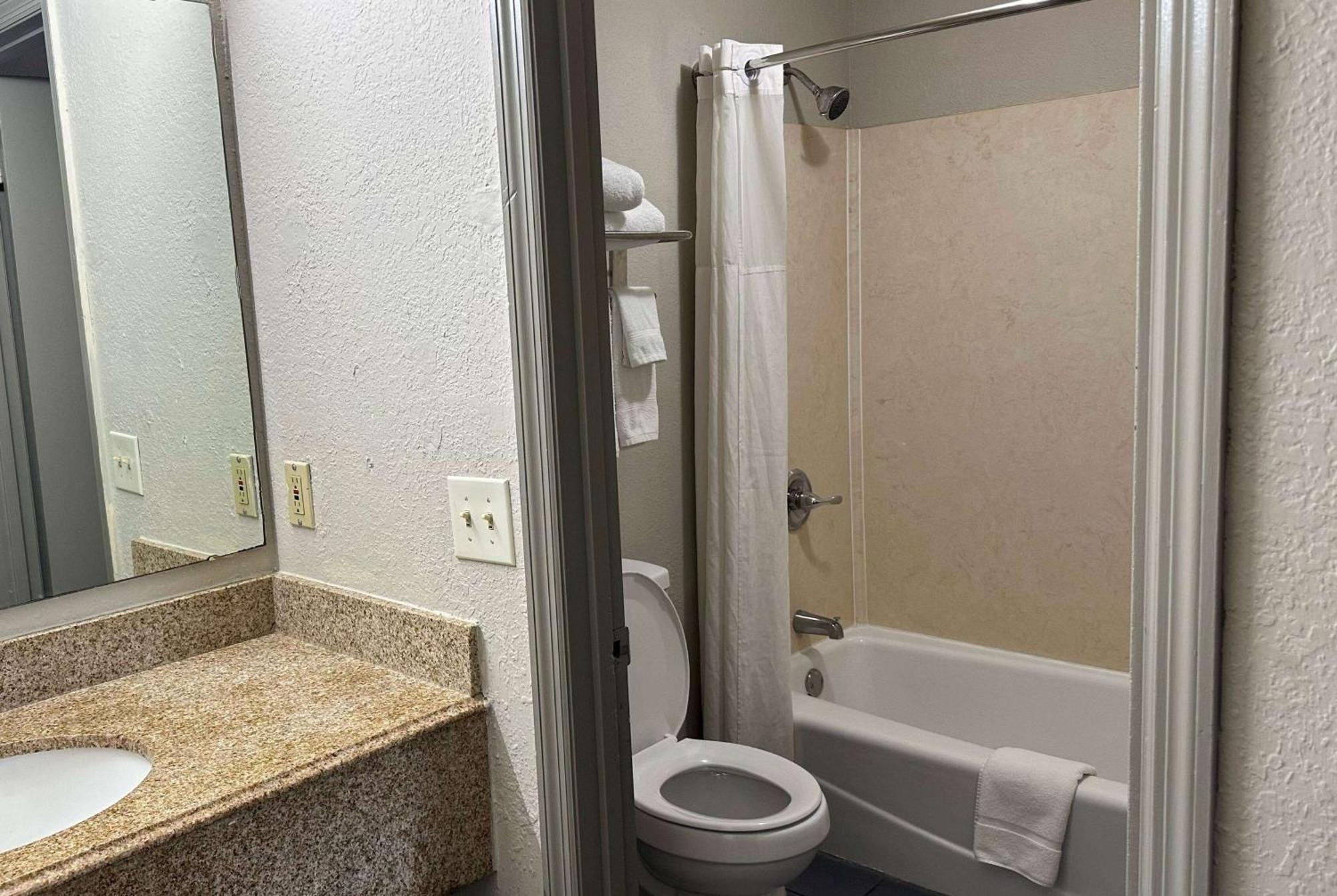 Days Inn By Wyndham Columbia Ne Fort Jackson Buitenkant foto