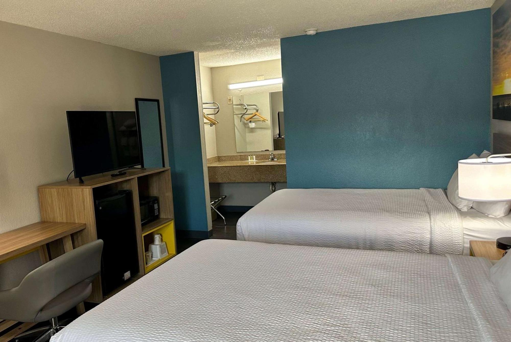 Days Inn By Wyndham Columbia Ne Fort Jackson Buitenkant foto
