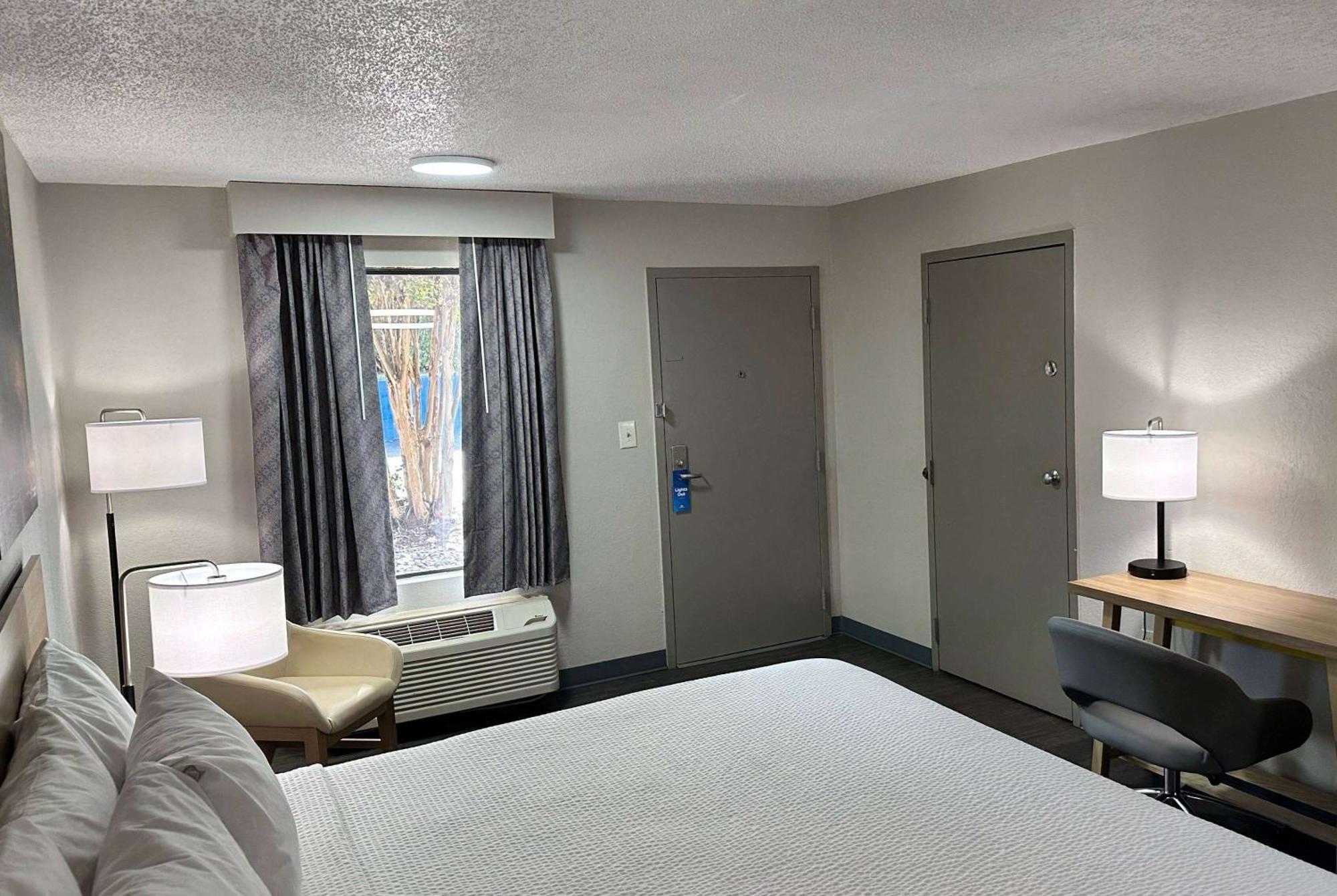 Days Inn By Wyndham Columbia Ne Fort Jackson Buitenkant foto