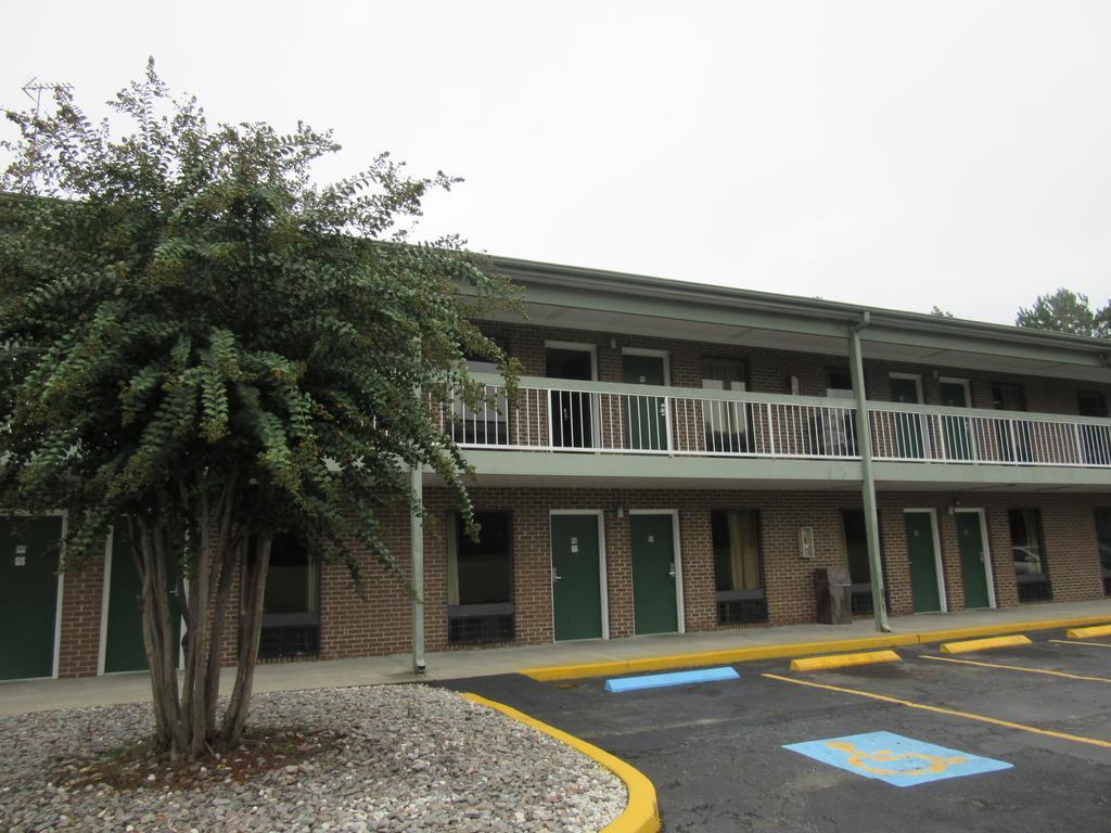 Days Inn By Wyndham Columbia Ne Fort Jackson Buitenkant foto