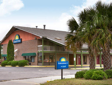 Days Inn By Wyndham Columbia Ne Fort Jackson Buitenkant foto